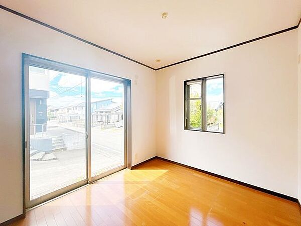 【リフォーム中】西側の洋室約5帖です。2面採光で、電気を付けていなくても明るいです。クロスの張替えをおこないます。