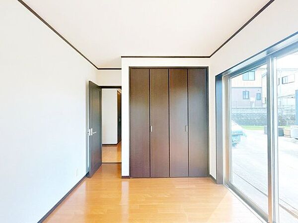 【リフォーム中】西側の洋室約5帖別角度です。約1帖分のクローゼットがあります。クロスの張替えをおこないます。
