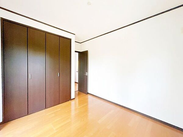 【リフォーム中】西側の洋室約5帖別角度です。クロスの張替えをおこないます。