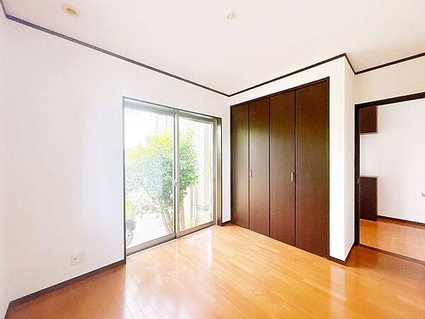 【リフォーム中】東側の洋室約5帖です。2面採光で明るい空間です。クロスの張替えをおこないます。