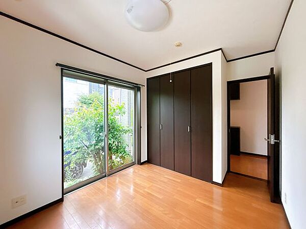 【リフォーム中】東側の洋室約5帖です。2面採光で明るい空間です。クロスの張替えをおこないます。