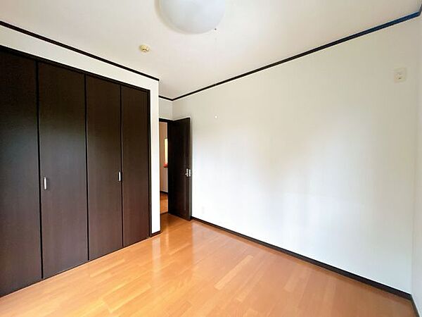 【リフォーム中】東側の洋室約5帖別角度です。約1帖分のクローゼットがあります。クロスの張替えをおこないます。