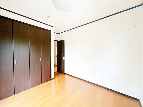 【リフォーム中】東側の洋室約5帖別角度です。約1帖分のクローゼットがあります。クロスの張替えをおこないます。