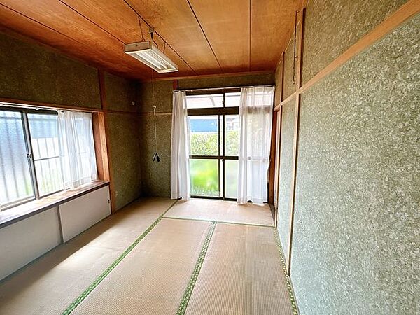 【リフォーム中】奥側6帖の和室です。