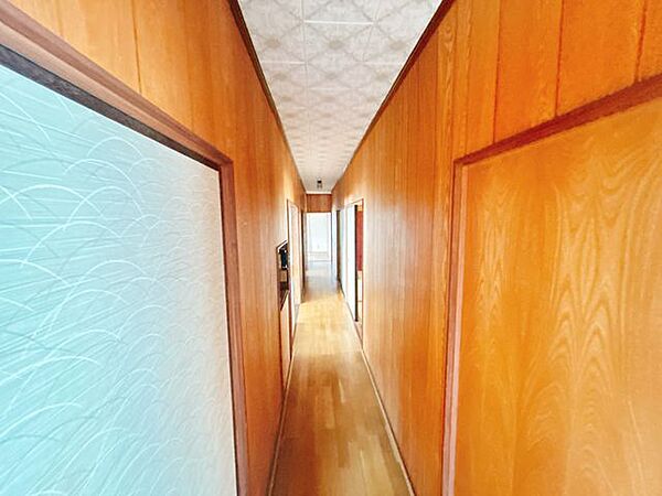 【リフォーム中】廊下です。廊下が長いので、音や視線を遮ることができ、プライバシーを守ることができます。
