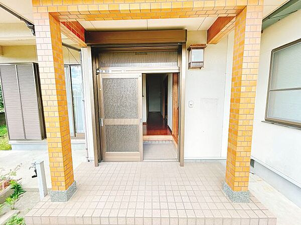 【現況販売】玄関ポーチが約3帖と広いので、雨の日でも濡れにくいです。