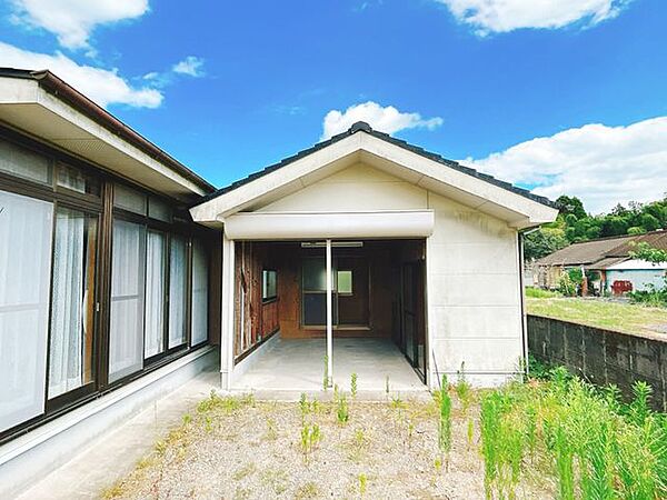 約12帖の倉庫があります。車庫としても使えます。