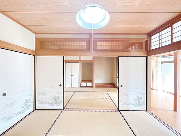 【現況販売】和室6畳と和室6畳の続き間です。（玄関側から撮影）