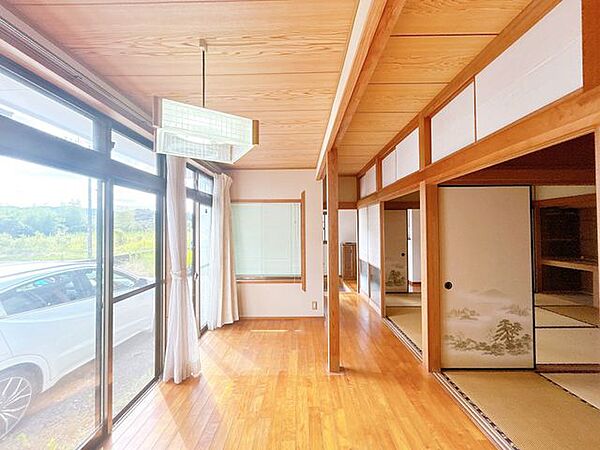 【現況販売】縁側約6帖。別角度から撮影。
