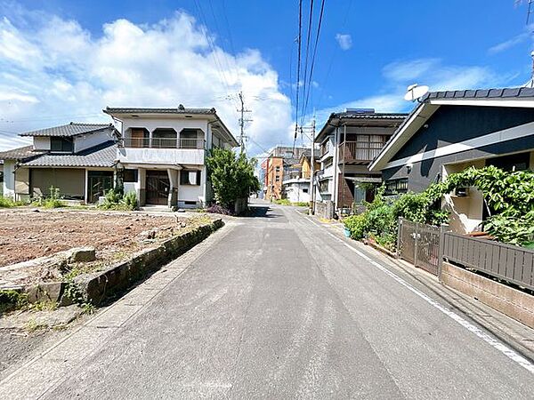 【現地写真】南東側の前面道路です。薩摩川内市道、幅員が5.6ｍです。幅員証明を取得しております。