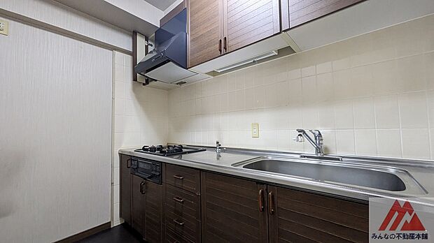 キッチンスのスペースも十分で棚や冷蔵庫を置いても余裕の広さがございます。