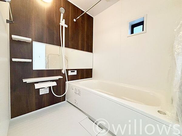 バスルームの窓は戸建ならではの嬉しいポイントです。1坪タイプの広さは、マンションと比較しても一目瞭然。お子様2人と一緒に入れる広さです。最新の設備を採用しているため、機能性も高く充実しています。