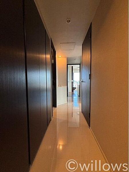 収納の多さも魅力です！使い勝手の良い収納を豊富に設置しております。居住スペースを充分に確保することができる為、ゆとりある室内で、ゆっくりとご寛ぎいただけます。
