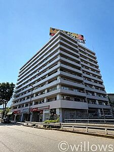 外観：周辺は教育施設や商業施設が揃う、暮らしやすい街並みが魅力的です。