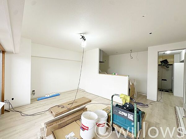 居心地の良さにこだわった広々リビング！。家族での食事や映画鑑賞など、毎日の暮らしをワンランク引き上げてくれる特別な一室です。