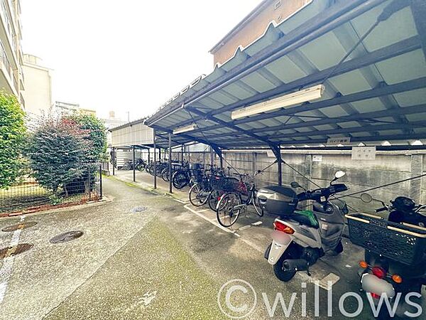 敷地内に用意された屋根付きの駐輪場・バイク置場です。雨に濡れにくい仕様となっており、自転車やスクーター等を整然と駐輪できます。普段の通勤・通学や買い物に欠かせない利便性を備えています。