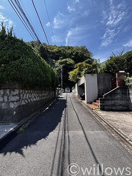 前面道路が行き止まりのため、車の行き来は少ない道路です。閑静な居住環境です。