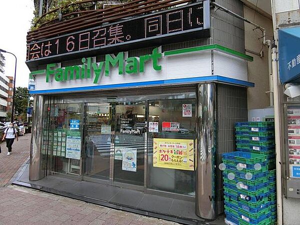 ファミリーマート/目黒駅北店 徒歩3分。 210m