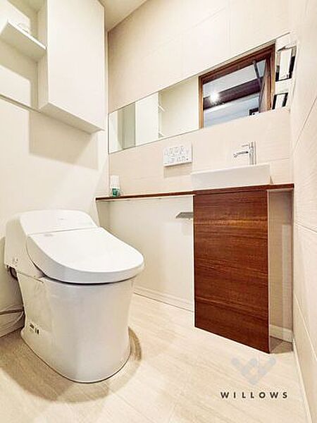 手洗い付きのトイレ空間。居住空間の清潔さを保ちます。