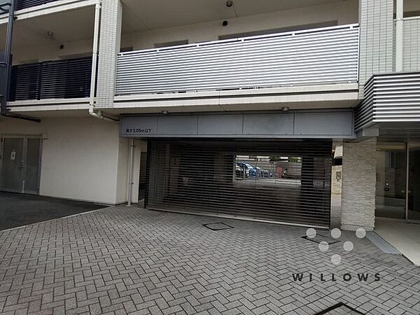 屋内駐車場は雨や砂ぼこりから汚れを守ってくれます。雨風で汚れる心配もありません。平置きで駐車出来るのは嬉しいですね。駐車場の空き情報はすぐに確認いたしますのでお気軽にお申し付けください。