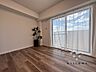 寝室：こちらのお部屋からはベランダに出ることも可能です。大きなベットや家具も置ける広さですので、快適なお部屋に仕上げちゃいましょう！