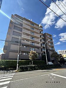外観:大切なペットとも暮らせる(規約有)、地上9階建て(7階部分)のマンションです。周辺は教育施設や商業施設が揃う、暮らしやすい街並みが魅力的です。 外観:大切なペットとも暮らせる(規約有)、地上9階建て(7階部分)のマンションです。周辺は教育施設や商業施設が揃う、暮らしやすい街並みが魅力的です。
