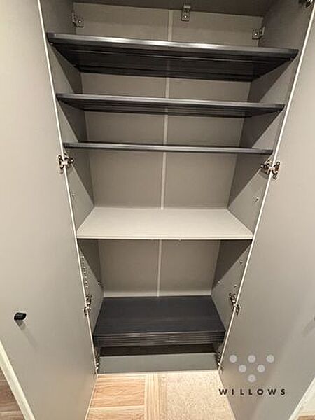 ちょっとした収納スペースがあると大変便利です。日ごろは隠しておきたい掃除用具や書類などはここに収納しておきましょう！