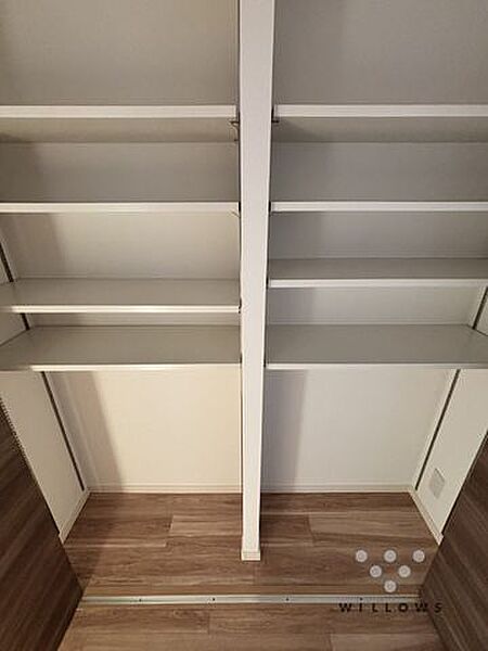 収納の多さも魅力です！使い勝手の良い収納を豊富に設置しております。居住スペースを充分に確保することができる為、ゆとりある室内で、ゆっくりとご寛ぎいただけます。
