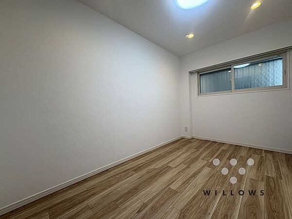 リモートワークにピッタリのお部屋。エアコンも設置可能なので、通常の居室として使用可能。テーブルや椅子を置いて読書はもちろん、様々な生活の光景を演出してくれる空間です。