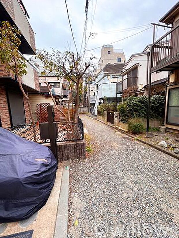 人通りの多い道から1本入った前面道路車が通ることはなく、お子様がいても安心です。