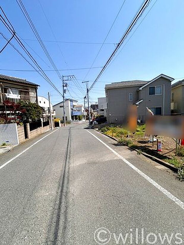 前面道路の幅員はおよそ7m確保できており、駐車も楽々。「北側と南側の2面にバルコニーを設けたい」など、ご希望のプランをお聞かせください。