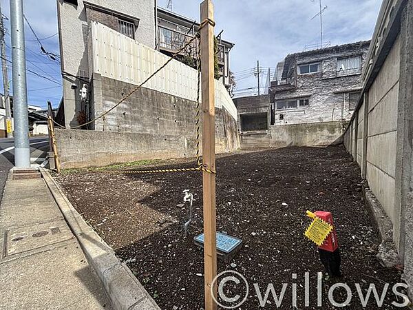 周辺は戸建てが建ち並ぶ落ち着いた「第一種住居専用地域」です。現地の陽当たりや広さをぜひご体感ください。