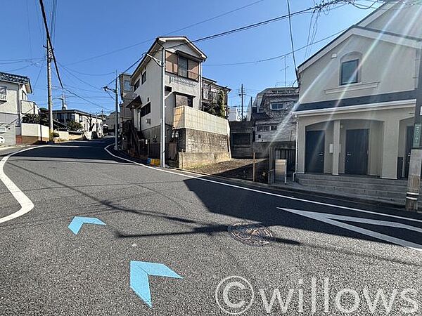 空を仰ぐ立地。前面道路との段差が少なく、日々の移動がスムーズな住環境です。