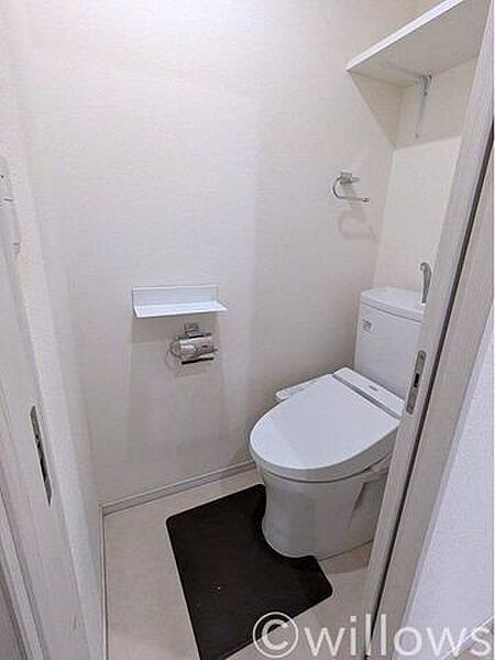 トイレ上部に収納を確保。トイレットペーパーや掃除用品の保管に便利です。
