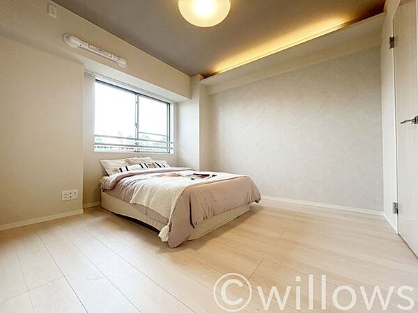6.7帖の洋室です。大きなベットや家具も置ける広さですので、快適なお部屋に仕上げちゃいましょう！