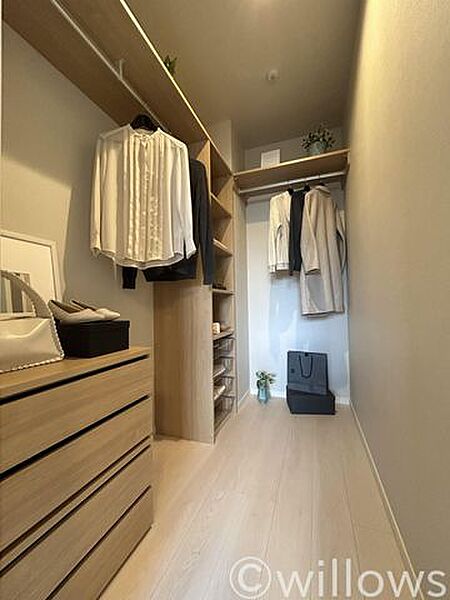 収納の多さも魅力です！使い勝手の良い収納を豊富に設置しております。居住スペースを充分に確保することができる為、ゆとりある室内で、ゆっくりとご寛ぎいただけます。