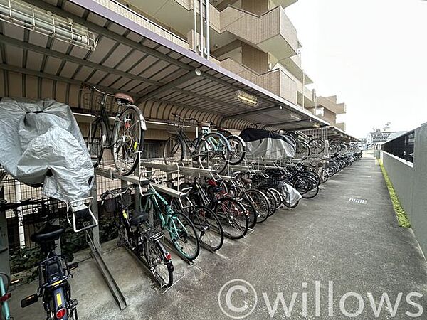 駐輪場は立派な屋根が付いています。雨に濡れる心配もありません。しっかりと整理整頓されているのが好印象です！