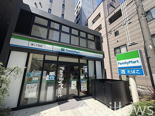 ファミリーマート湊二丁目店 徒歩3分。 240m