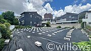 広々とした260m2超えの土地では、お客様のご希望の建物を建てられるかと思います。平屋や、二世帯住宅や賃貸併用住宅、等、広さが取れているからこそ、建てられる建物のプランが広がります。