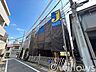 その他：大型2台ガレージをフル活用するための、しっかりとした前面道路。日々の入出庫にストレスを感じさせません。(2026.8.30撮影)
