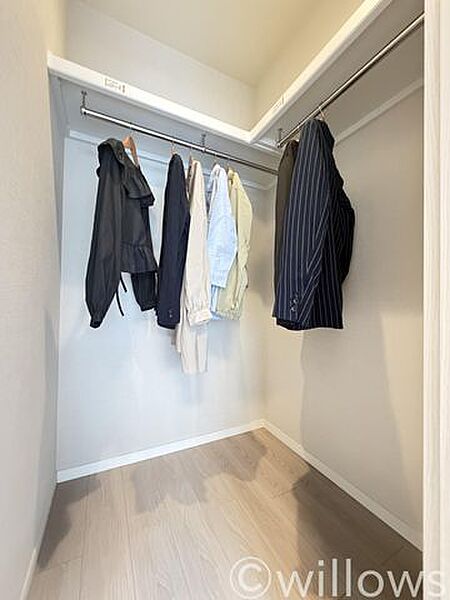 収納の多さも魅力です！使い勝手の良い収納を豊富に設置しております。居住スペースを充分に確保することができる為、ゆとりある室内で、ゆっくりとご寛ぎいただけます。
