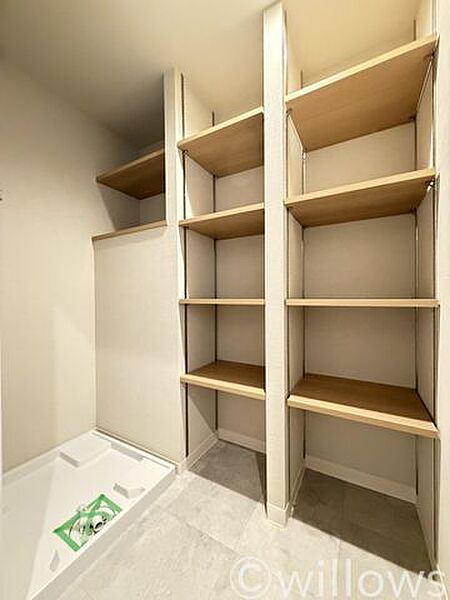 洗剤やリネン類をすっきり収納できる可動棚付きの洗濯機置場。家事動線にも配慮され、毎日の洗濯時間を快適にサポートします。