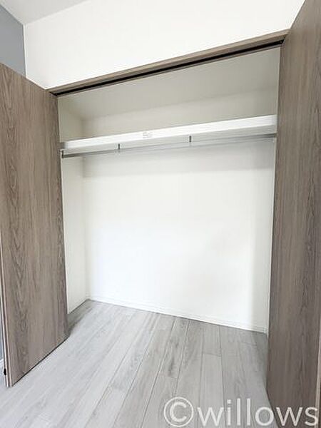 収納クローゼットは棚やハンガーパイプが付いており、スーツや上着などが収納可能です。