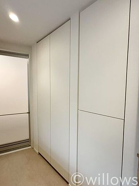 壁一面の収納のため、洗剤のストックやタオルなどの収納にお使い頂けます。