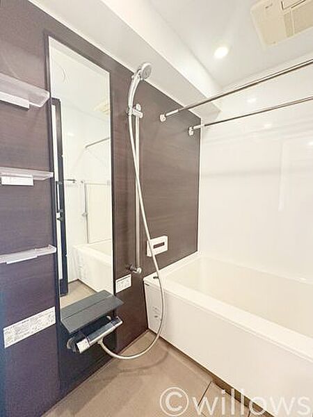 1日の疲れを癒してくれる広々とした浴室は癒しの空間。浴室換気乾燥機付きの為、中に洗濯物も干せます。