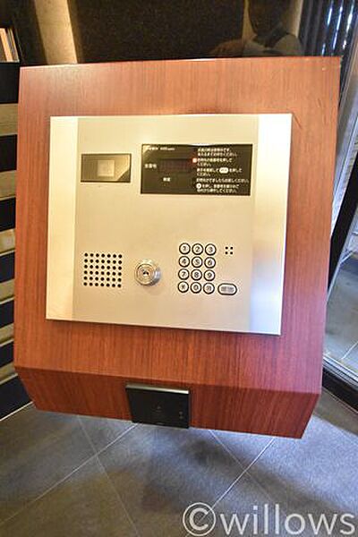 オートロックの有無は防犯性に大きな違いを生み出します。空き巣や不審者だけでなく、訪問販売などもシャットアウト出来ます。