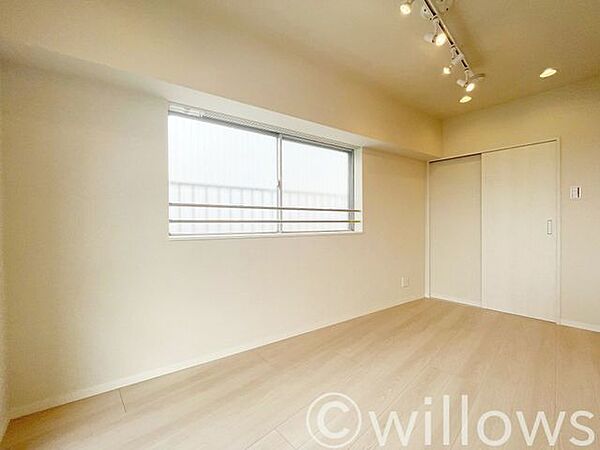 室内約5帖の洋室です。こちらのお部屋からはベランダに出ることも可能です。大きなベットや家具も置ける広さですので、快適なお部屋に仕上げちゃいましょう！