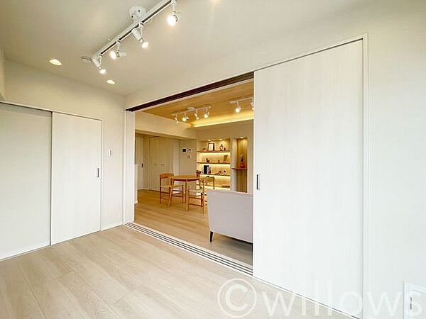 リビングのすぐ隣に位置するこのお部屋は、約5畳の洋室です。可動間仕切りで、プライベート空間としてプライバシーを確保することができます。お子様のお部屋としてもおすすめです。