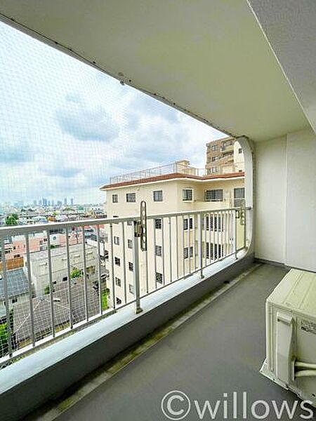 家族や仲間たちとゆっくり愉しむ空間がリビングならば、ふと一人で居室の外を眺めるときがあってもいい。そんな様々な生活の光景を演出してくれる空間がバルコニーといえます。