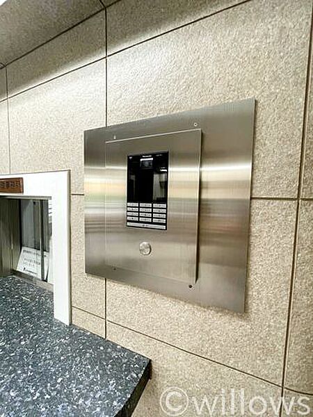 エントランスホールには、インターフォンがあります。お部屋のモニターで来訪者の確認ができますよ。